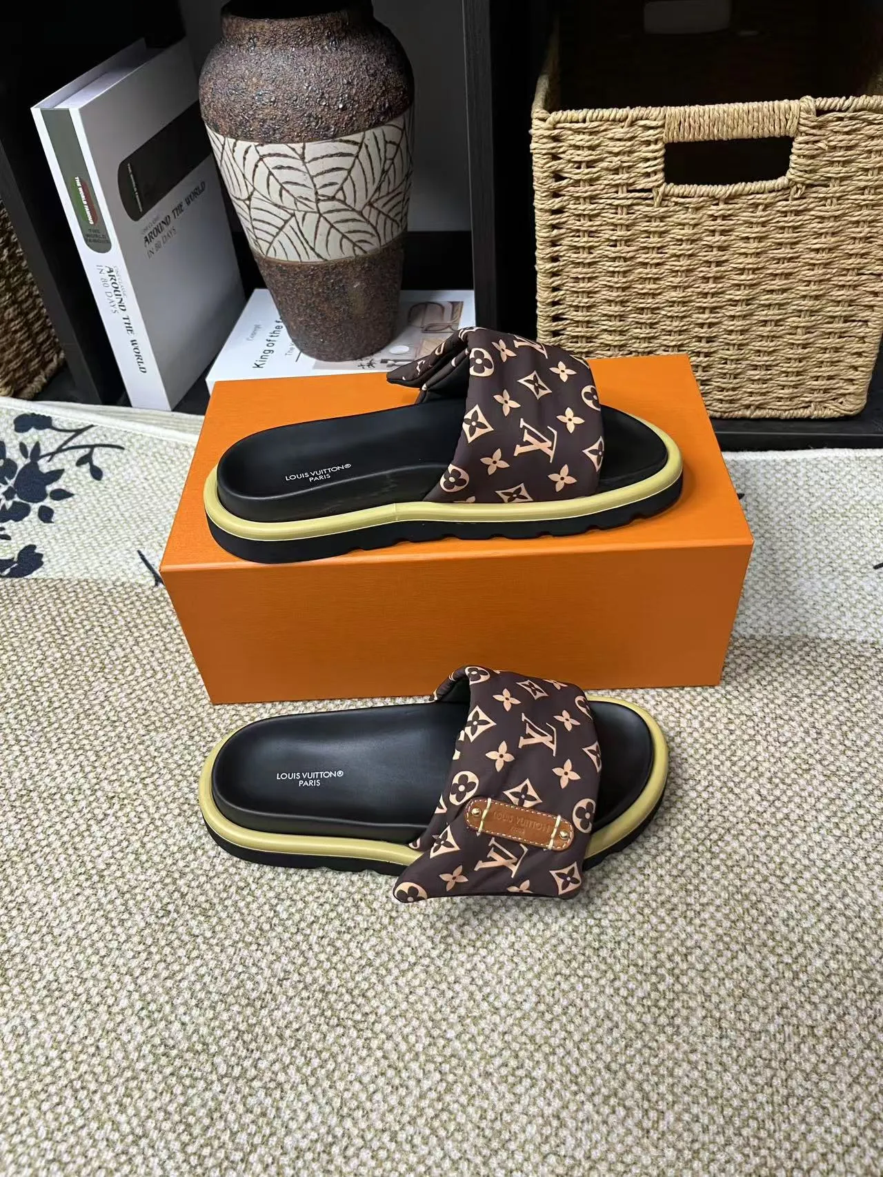 P340 yuan LV Louis Vuitton Full of high-end feel! A popular model among bloggers at home and abroad, it’s retro and fashionable, and looks stunning on your feet! Mainly recommended model on the official website★ ━━━━━ ЅᏇєєt ━━━━━ ▪️Upper: original calfskin ➕5D printing process ▪️Inner: imported mixed sheepskin ▪️Outsole: original molded foam outsole ▪️Size: Female 35-40 Men's 39-44 (women's 41 men's 45)
